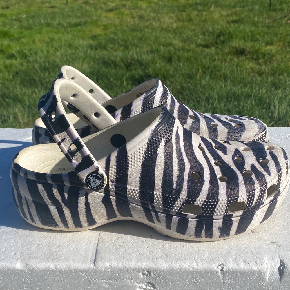 Crocs Classic Animal Women’s Remix Clog Bone/Multi platform Sandals Size W9